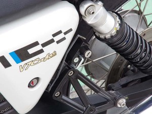 Moto Guzzi V7   헬멧 락